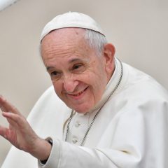 Segundo porta-voz do Vaticano, Papa Francisco passa bem após cirurgia e ficará cerca de uma semana internado